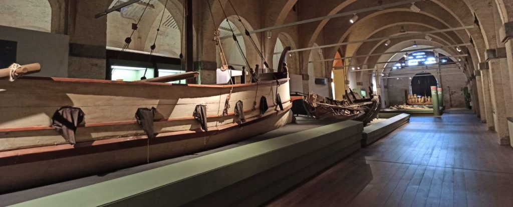 https://museitoscana.cultura.gov.it/wp-content/uploads/2023/10/museo-delle-navi-antiche-di-pisa-1024x414.jpg