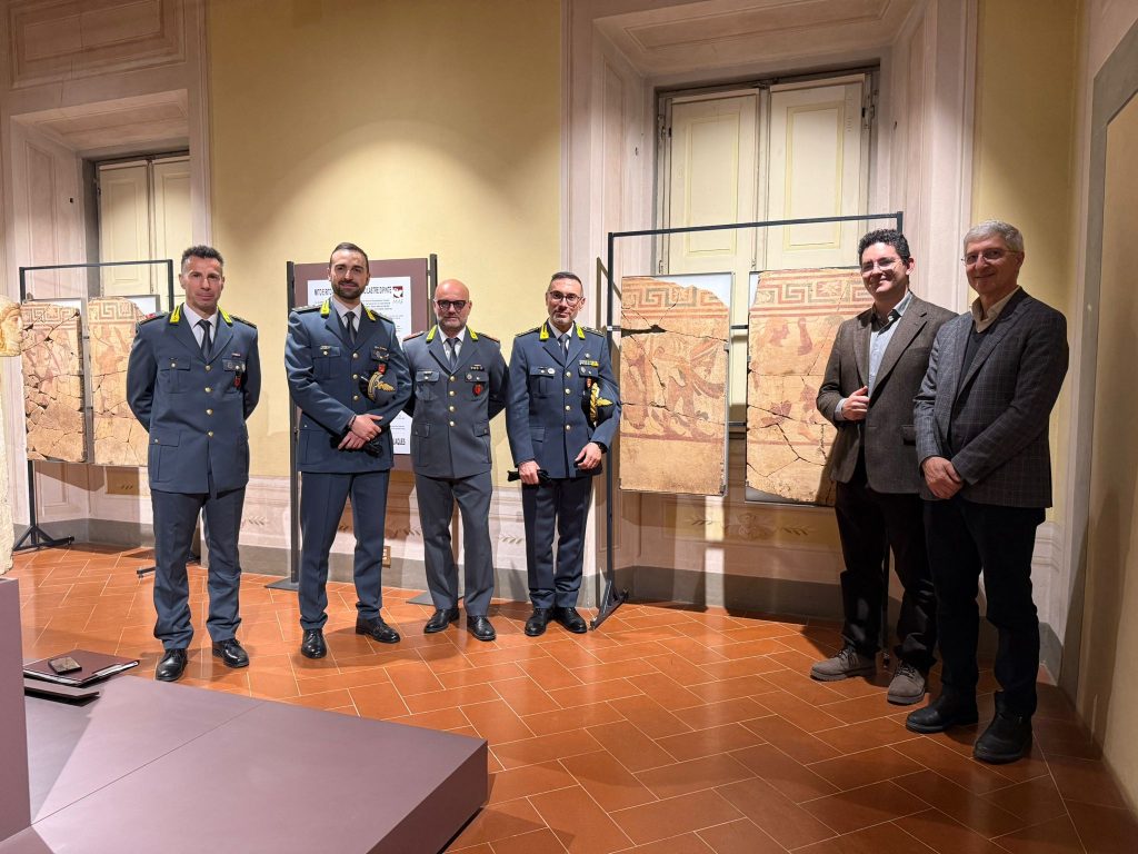 https://museitoscana.cultura.gov.it/wp-content/uploads/2024/12/Inaugurazione-mostra-Visioni-di-miti-e-riti-etruschi-a-Firenze-2-1024x768.jpg