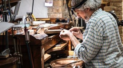 “Lo Scaffale di Mecenate: invito alla lettura” si conclude con la presentazione del volume di Alessandro Pacini “Passeggiate nell’orto metallurgico. Riflessioni di un artigiano”