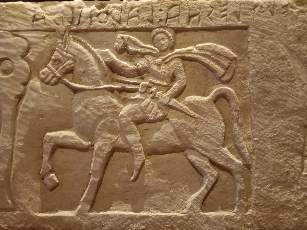 https://museitoscana.cultura.gov.it/wp-content/uploads/2025/06/Particolare-di-sarcofago_II-secolo-a.C-1024x768.jpg