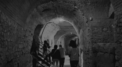 “L’Anfiteatro nascosto”. Due nuove straordinarie occasioni per scoprire le strutture sotterranee del Museo Archeologico Nazionale di Arezzo a lume di torcia e vivere la magia dell’installazione Firefly nell’anfiteatro romano