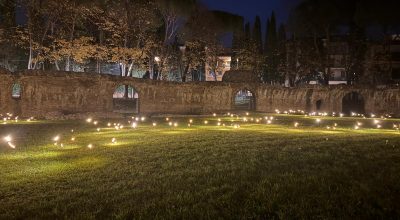  “Firefly Field” per la prima volta anche in Italia. L’Anfiteatro romano di Arezzo si illumina con l’installazione firmata dallo Studio Toer che ha incantato le capitali del mondo.