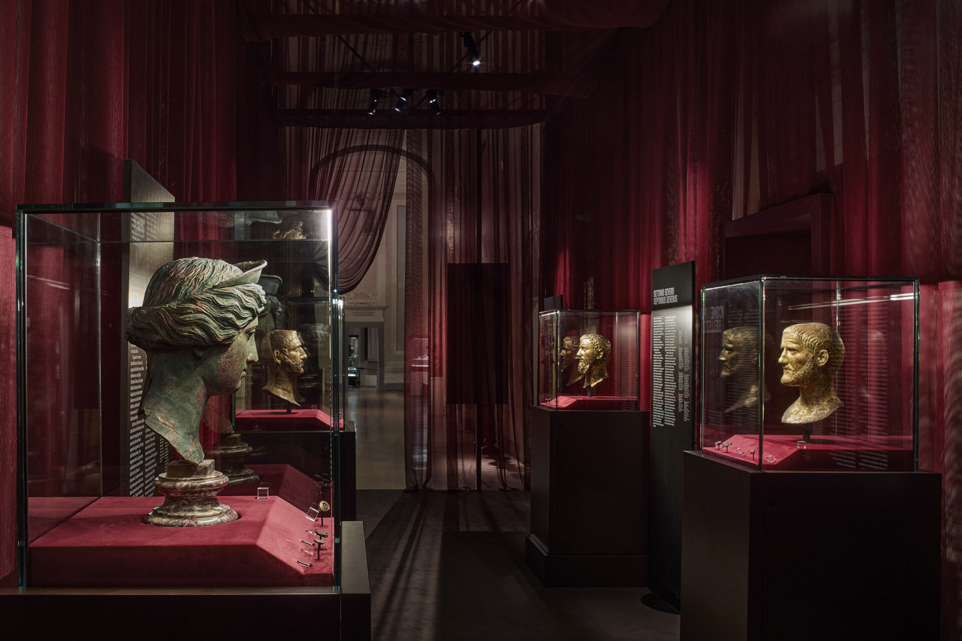 Mostra “Icone di potere e bellezza” a cura di Daniele Federico Maras e Barbara Arbeid