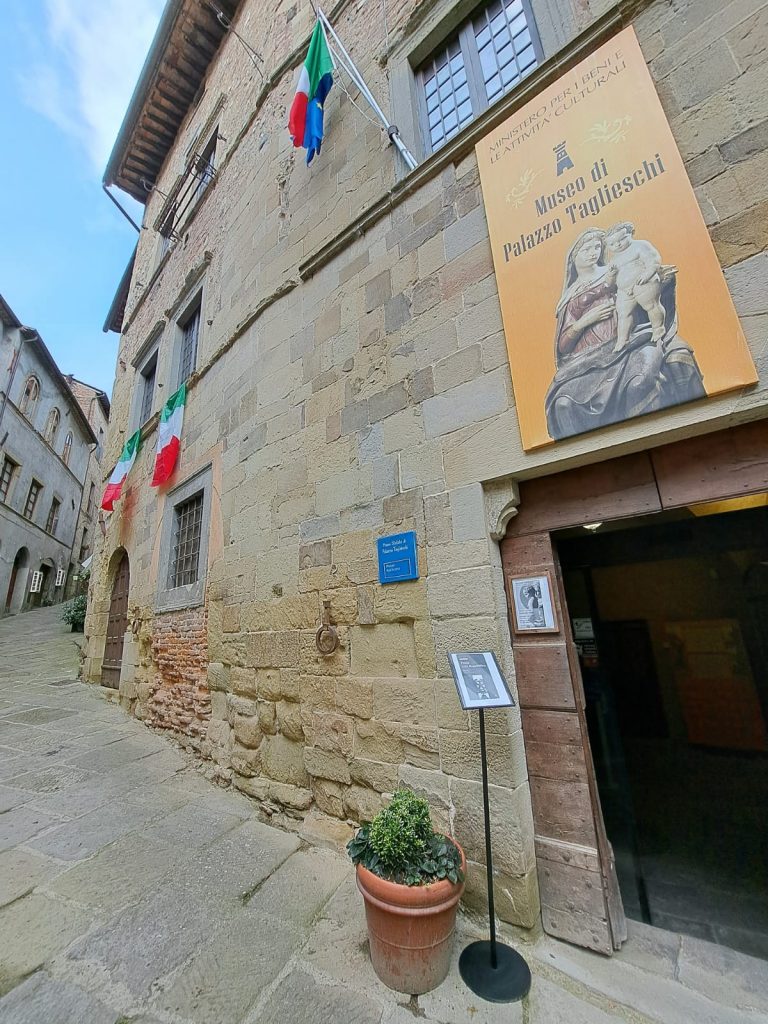 https://museitoscana.cultura.gov.it/wp-content/uploads/2026/06/Anghiari-AR.-Palazzo-Taglieschi.-Ingresso.-02.06.2026-768x1024.jpg
