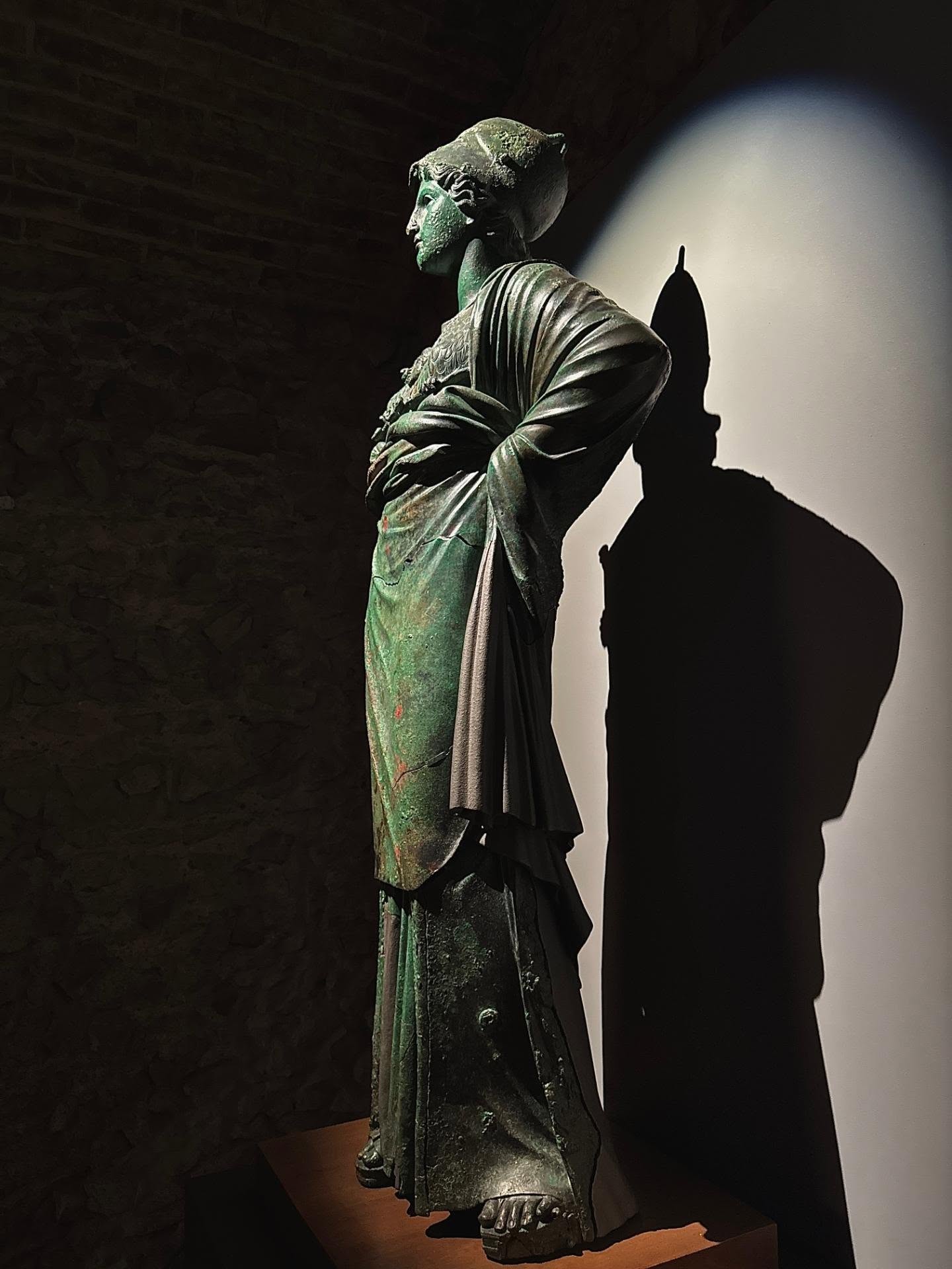 Minerva e Bacco o dell’ermeneutica simbolico-politica dell’opera d’arte. Incontro con Antimo Cesaro e Gianluca Dioni per la presentazione del volume Theatrum et imago mundi, Artetetra, Capua 2025