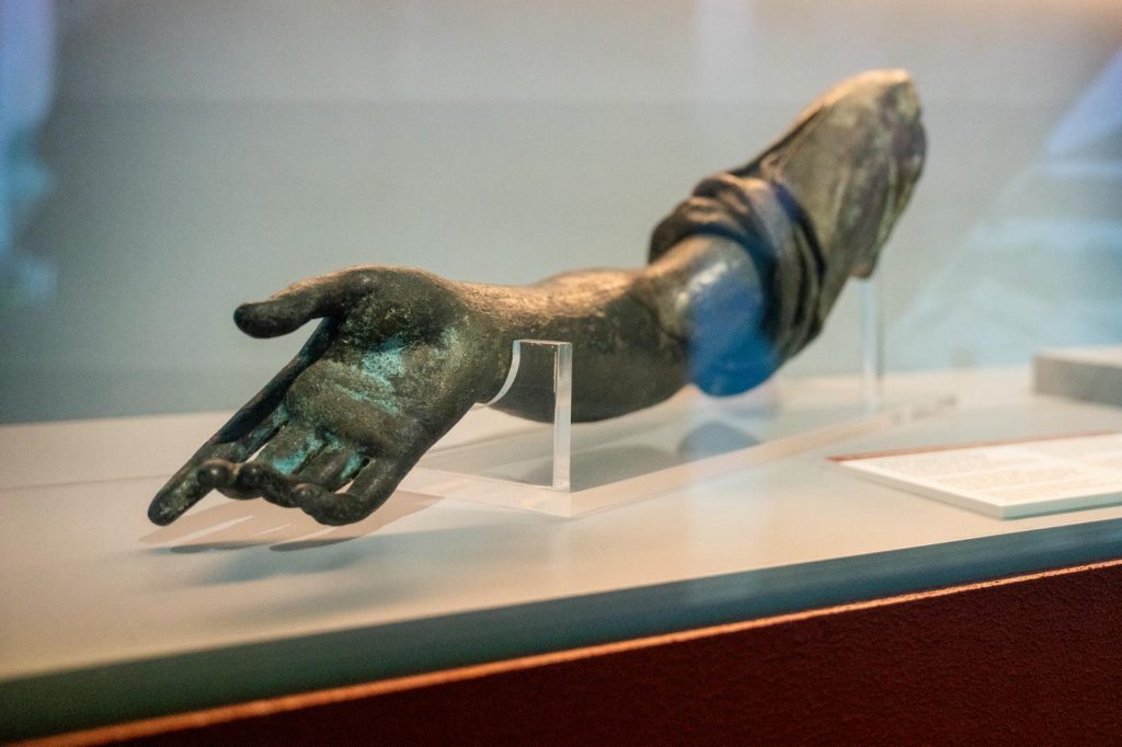 https://museitoscana.cultura.gov.it/wp-content/uploads/2026/09/Arezzo-_-Museo-archeologico-nazionale-Gaio-Cilnio-Mecenate-mostra-La-Minerva-di-Arezzo-dettaglio-con-braccio-1-1024x682.jpeg