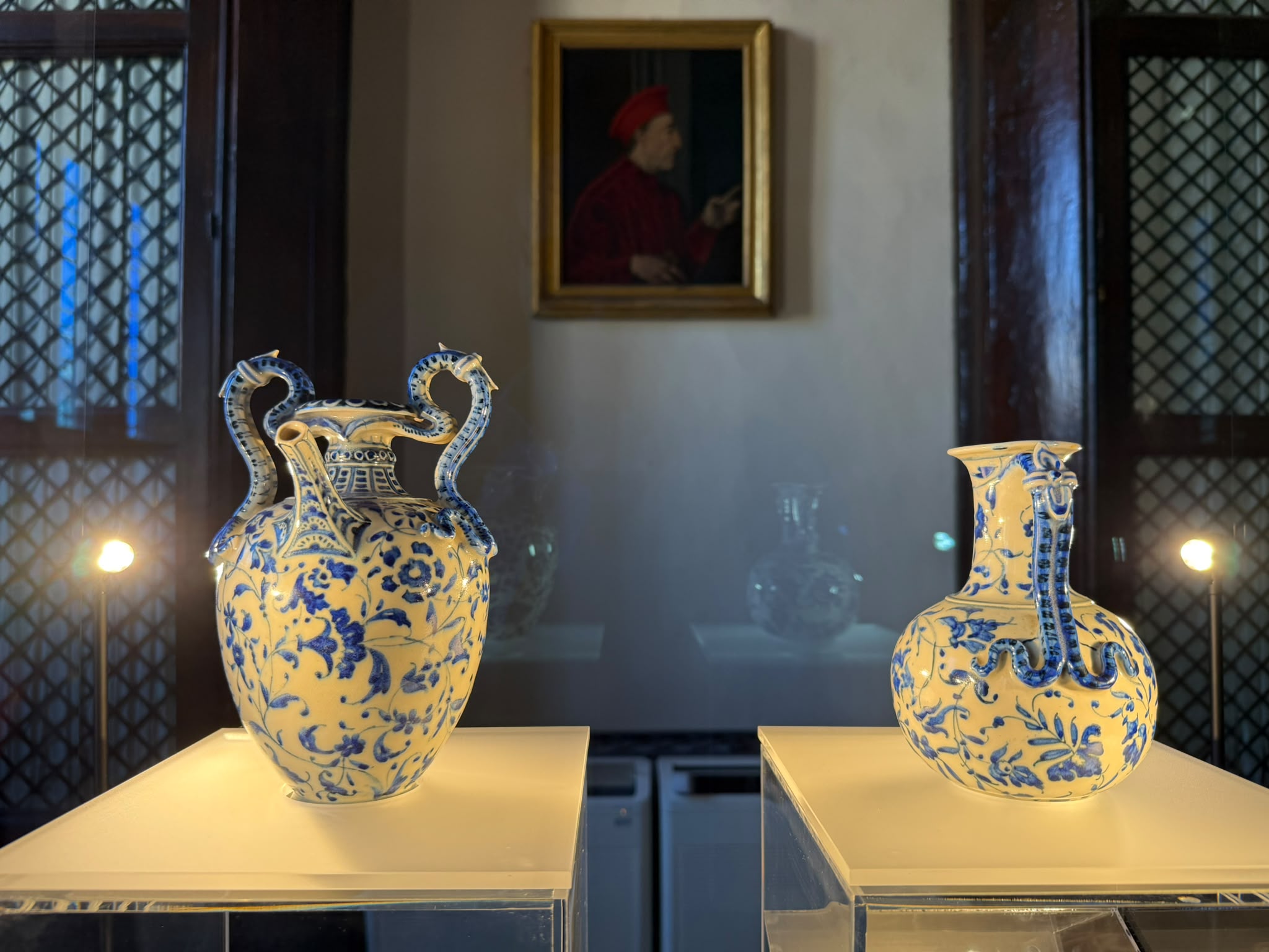 Esposti al pubblico nella Sala Greca due vasi di porcellana medicea donati al museo