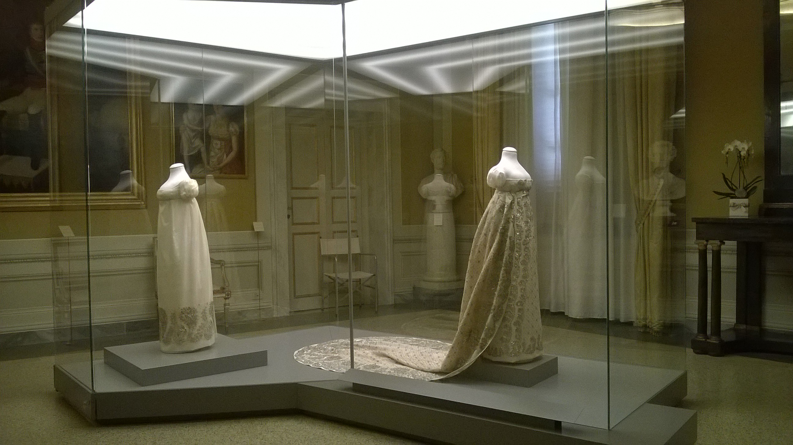 Lucca – Museo nazionale di Palazzo Mansi. Nuova esposizione di due preziosi abiti napoleonici della collezione Frediani