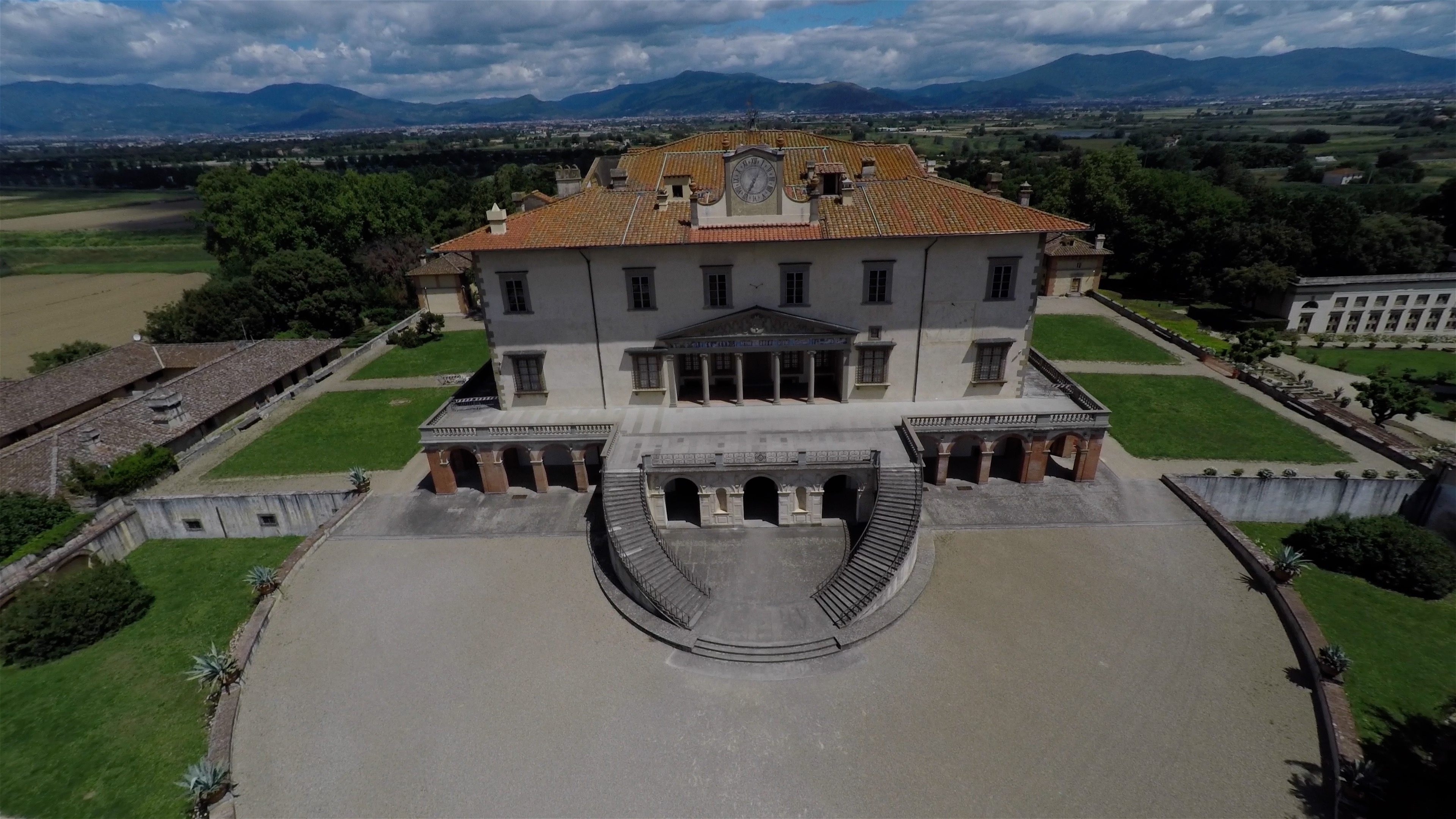 Poggio a Caiano (PO) – Villa medicea di Poggio a Caiano. La villa festeggia il suo 535° anniversario con visite guidate gratuite e con un concerto dell’Orchestra della Toscana.