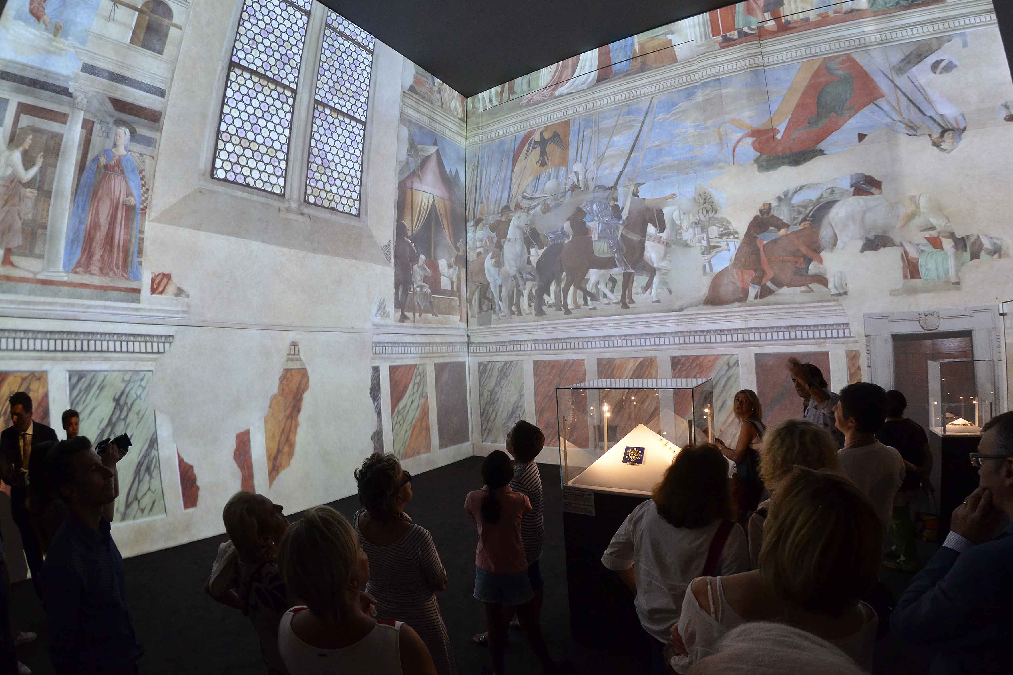 Arezzo, Galleria Ivan Bruschi. Le proiezioni multimediali della Leggenda della Vera Croce nella  mostra immersiva “Le età dell’oro.  Riflessi di Piero della Francesca”